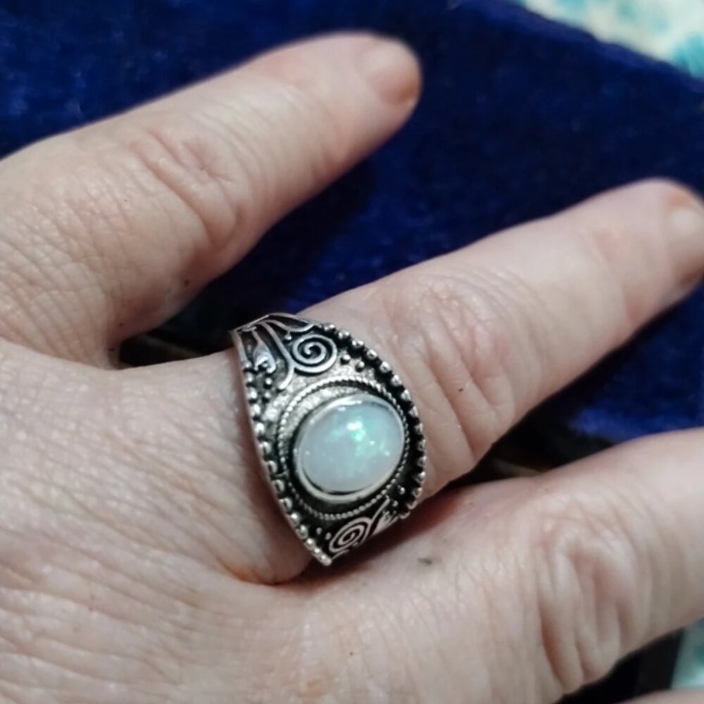 Very beautiful vintage opal and silver ring size 7